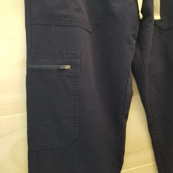 {M} Figs Men's Cairo Cargo Scrub Pant Navy 31" Inseam - Picture 6 of 16
